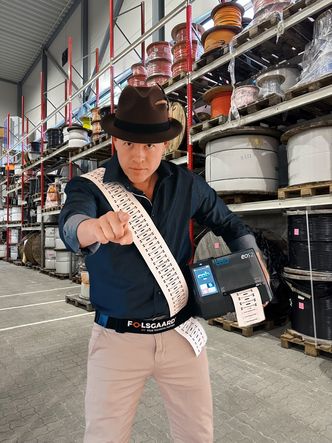 Tommy Svanor er ekspert på merking av kabler og komponenter til industrielle formål. Foto: Følsgaard