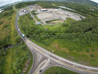 Dagens kryss: Fotgjengere til og fra hotell og næringsområdet på østsiden av E10 må balansere på veiskulderen når biler og tungtransport passerer. Foto: Statens vegvesen