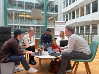Løsningen Tietoevry Banking har utviklet gir mulighet for dynamisk visning av dokumentene slik at de enkelt kan leses på alle typer enheter, mobiltelefon, nettbrett eller PC. Foto: Tietoevry