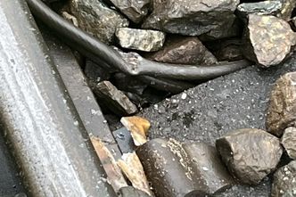 Bildet viser hvordan vognen som sporet av ødela et stort antall sviller og kabler. Foto: BaneNor / Handout