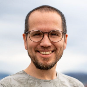 Et VR-rom og avatarer legger til rette for blikkontakt som ligner mer på et fysisk møte enn det et videomøte gjør, skriver UiT-stipendiat Nils Christian Tveiterås. Foto: UiT