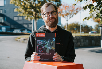 Tobias Michael Scholz er medforfatter av en ny håndbok om e-sport. Foto: UiA