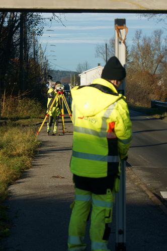 Deteksjon av endringer i høyde krever setningsnivellement over lange avstander til fast fjell. Foto: Scan Survey