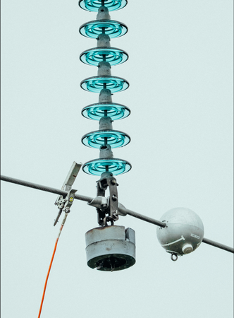 Droner monterer kulene på kraftkabelen. Foto: Heimdall Power