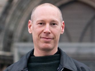 Den danske kunstneren Fredrik Tydén, som har fått oppdraget med å utforme de nye dørene på Nidarosdomen. Foto: Elisa Kartum/NDR