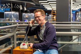 Yngre besøkende som ikke er kjent med analoge telefoner synes det er veldig morsomt å prøve det ut i praksis, sier Dag Andreassen. Foto: TUM Studio
