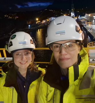 Nye surveyorer i DNV jobber «skulder til skulder» med erfarne kolleger. Foto: DNV