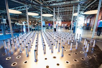 RFID-pinnene er plassert ved inngangen til utstillingen. Foto: NTM/Lars Opstad