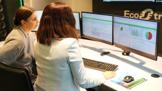 - Du kan få kontroll over elektroanlegg fra PC, mobil eller nettbrett, sier Vladislava Furtula.  Foto:  Schneider Electric