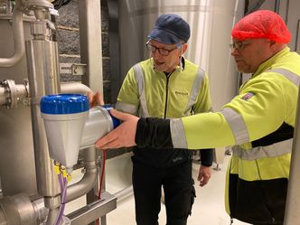Tom Danielsen (t.v.), elektriker hos Farris, sjekker ut en av mengdemålere i en blandemaskin sammen med Atle Johansen, salgsingeniør hos KROHNE. Foto:  Krohne