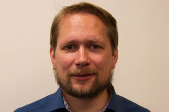At OpenAI velger å sette lavere priser betyr ikke nødvendigvis at det har blitt så mye billigere å drifte AI-modellene, skriver seniorforsker i Simula, Johannes Langguth. Foto: Simula