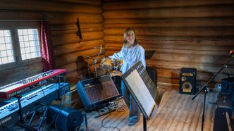 Nora viser engasjert fram øvingslokalet deres.  Foto:  TUM Studio