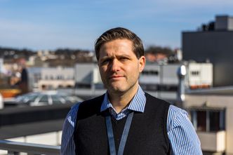 Rikard Thorbjørnsen sitter til daglig i Moss, men har kolleger over hele Norge. Foto: TUM Studio