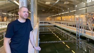 Automatiker Espen Landsverk ved Lillevik renseanlegg forteller om viktigheten av stabile målere. Foto: KROHNE