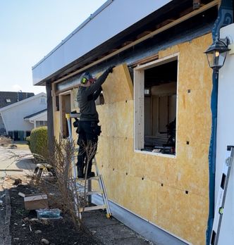 Noah Askjer er i gang med å etterisolere ytterveggene i huset. Foto: Noah Askjer