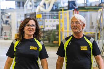 Dorota og Sven Åge viser gjerne frem fabrikken de jobber i. Foto: TUM Studio