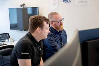 Små avklaringer blir mye lettere å løse når man sitter sammen og slipper å organisere et møte, mener Faye-Lund i OBOS. Foto: Defendable