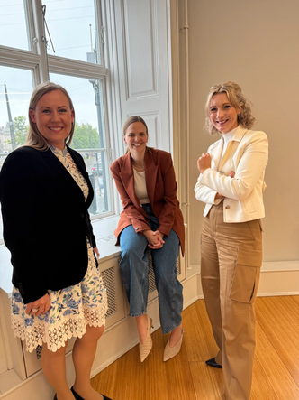 Barneminister Lene Vågslid, Caroline Stage og Karianne Tung i København. Foto: Digitaliserings- og forvaltningsdepartementet