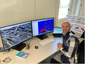 Kontrollingeniør Batric Boricic bruker dataene fra dronestasjonen i ulike verktøy, her illustrert som punktsky i Scan Survey sin Innsynsportal (til venstre) og som 3D-mesh i Navisworks (til høyre). Foto: Scan Survey