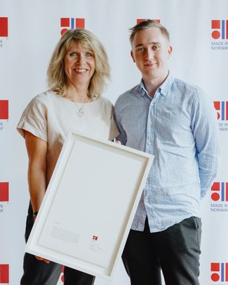 Elna Strømme med markedsansvarlig Kevin Brekke tok imot Søves Made in Norway-sertifikat fra Innovasjon Norge. Foto: Innovasjon Norge
