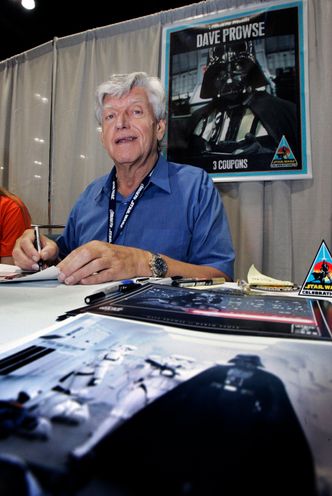 Darth Wader-skuespiller David Prowse og stuntmannen hans skal ha brukt den auksjonsaktuelle lyssabelen i de originale «Star Wars»-filmene. Det gir rekordpris. Foto:  Reed Saxon / AP / NTB