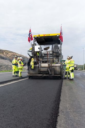 Velde Asfalt og JV Implenia Stangeland feirer den nye asfalten med norske flagg. Foto:  Lisa Ravna Romøren/Screen Story/Nye Veier
