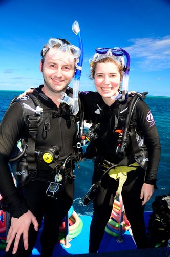 Ideen som ble født på jorda-rundtreise: Her er Carteisan-gründer Alexis Sevault og kona Maria Justo Alonso på dykketur nær Cairns, Australia, i 2016. Foto: Privat