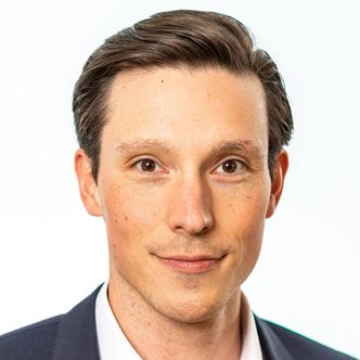 Medarbeidere må ikke frykte å bruke KI, men de må forstå konsekvensene av feil bruk, skriver sikkerhetsekspert Martin Kraemer i KnowBe4. Foto:  Privat