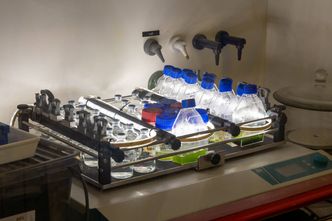 Laboratorieanalyser av vann. Den tverrfaglige tilnærmingen er blant IFEs største fortrinn. Foto:  TUM Studio