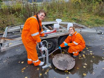 Vian Yasin og Laura Ferrando-Climent tar vannprøver.  Foto:  IFE