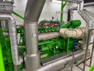 Her produseres rundt 80 prosent av strømmen som trengs for prosessen og oppvarming av bygninger. Metangass fra slam/avløpsvann er energikilden. Foto: Krohne