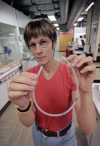 Rut Schmid har en lang forskerkarriere bak seg i Sintef. Her viser hun fram et nytt materiale, basert på Ugelstad-kulene, i 2013. Foto:  Thor Nielsen