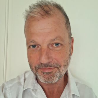 – Nå vil investorer at KI-investeringene deres skal produsere et overskudd. Det er langt fra sikkert, sier advokat Dirk de Vos. Foto: Privat