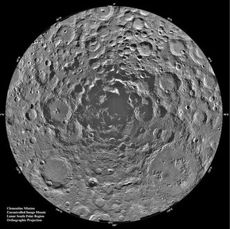 Bildet viser månens sørpol. Sørpolen er interessant fordi den får mindre sollys enn andre områder av månen. Mange forskere mener at det er større sannsynlighet for å finne is der. Foto:  Nasa/JPL/USGS