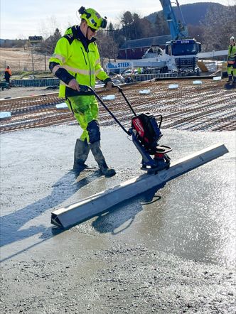 MILWAUKEE®️ betongavretter bruker samme batteri som både platevibratoren, glattemaskinen og flere andre kraftige verktøy. Foto:  Milwaukee