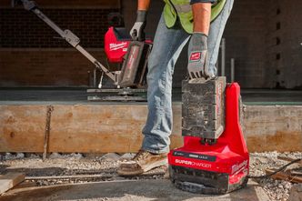 Den nye MX FUEL™ Super Charger sørger for rask og effektiv lading av både siste og forrige generasjon batterier. Foto:  Milwaukee