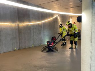 Glattemaskiner, også kjent som betonghelikoptre, kan nå gå på ren batteridrift. Foto:  Milwaukee