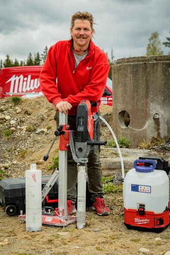 Kristoffer Løvli med kjernebormaskinen som håndterer hull opptil 152 mm — ingen andre batteridrevne maskiner har denne kapasiteten, sier Løvli. Foto:  TUM Studio