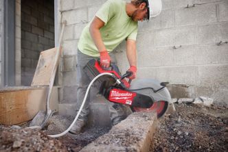 Ingen kranglete snorstarter eller ubehagelige avgasser. Den batteridrevne kappsaga til Milwaukee er populær blant brukerne. Foto:  Milwaukee