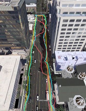 Google bruker nå sine verdensomspennende 3D-kartdata til å korrigere GPS-signalene i byene. Den gule linjen viser hvor brukeren faktisk går, mens den røde linjen er det vanlig, ukorrigert GPS-en viser. Den blå linjen viser ruten der posisjonen korrigeres med hjelp av 3D-kartene. Illustrasjon:   Kilde