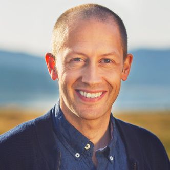 – Vi ser oss ofte blinde på innhold som kattevideoer, men det viktigste er å zoome ut og stille de store spørsmålene, mener Tomas Moe Skjølsvold, leder for NTRANS. Foto:  Silje Naarstad