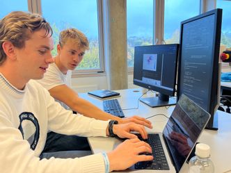 Andreas Tveter og medstudent Jonas Jacobsen (t.v.) trives godt ved NTNU. Foto: privat