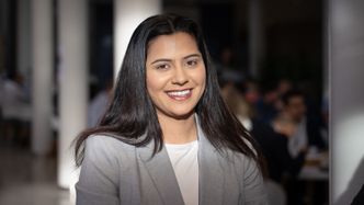 Juhi Saigal er i siste del av DNVs globale traineeprogram og jobber med cybersikkerhet ved kontoret i Houston. Foto: TUM Studio