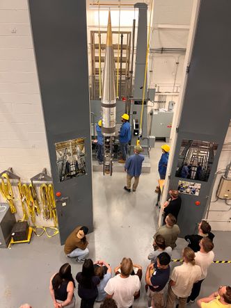 Studenter fra Norge og USA observerer testing av nyttelast av GHOST-raketten på NASA Wallops Flight Facility. Foto: Chris Koehler/Nasa