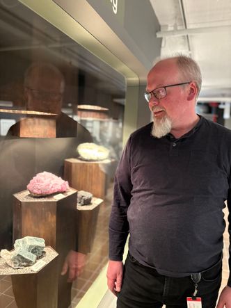 – Folk får tru kva dei vil, seier geolog Tor Sigvald Johansen ved UiAs naturmuseum og botaniske hage. Men han vil ikkje stå inne for det faglege i den overnaturlege trua Foto: UiA
