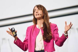 – Vår konsulenttilnærming hjelper kundene med å identifisere kritiske endringsmekanismer, sier Gwenaelle Avice Huet, EVP for industriell automatisering i Schneider Electric. Foto: Schneider Electric