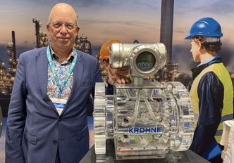 Dick Laan med en modell av ultralydmåleren KROHNE ALTOSONIC V12 som byr på gode fiskalmålinger for naturgass, hydrogen og CO2. Foto:  Krohne