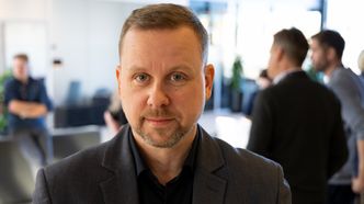 Fredrik Camén forteller at de hjelper virksomheter med å prioritere tiltakene som faktisk gir gevinst. Foto:  TUM Studio