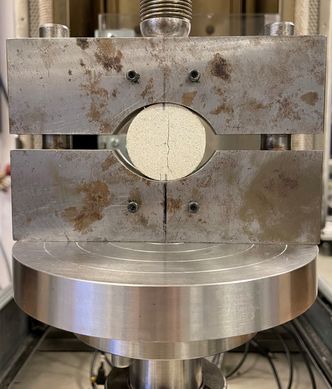 Sandsteinprøve: Her testes strekkstyrken av en sandsteinprøve som er eksponert for hydrogen. Foto: Anna Magdalena Stroisz/ Sintef