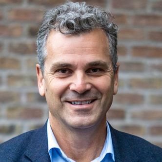  En organisert flåte med sammenkoblede elbiler kan gi en flyplass eller et bygg et helt annet beredskapsnivå enn i dag, påpeker Morten Wiese i Chargerly. Foto:  Privat